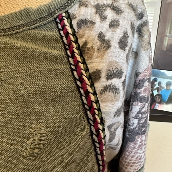 Bibi mint green long sleeve with animal print shoulders. Size small - Picture 4 of 8